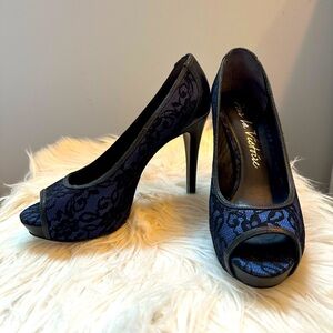 Pour La Victoire size 9.5 lacy black and navy heels